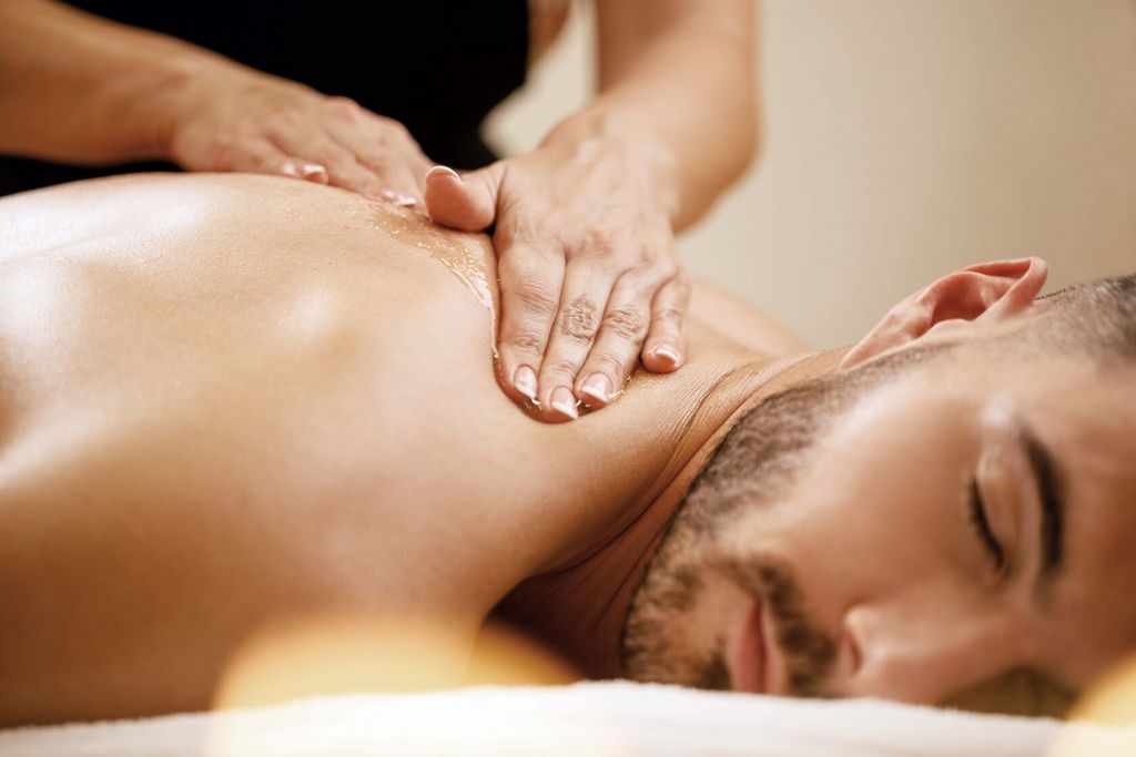 What Are the Health Benefits of a Hot Rock Massage Therapy?