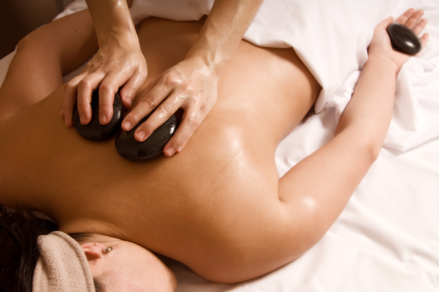 What Are the Health Benefits of a Hot Rock Massage Therapy?